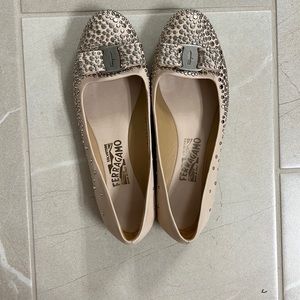 Excellent Condition Salvatore Ferragamo Nude and Silver Stud Bow Flats